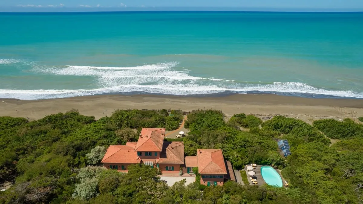 Seafront villa on the Tuscan coast