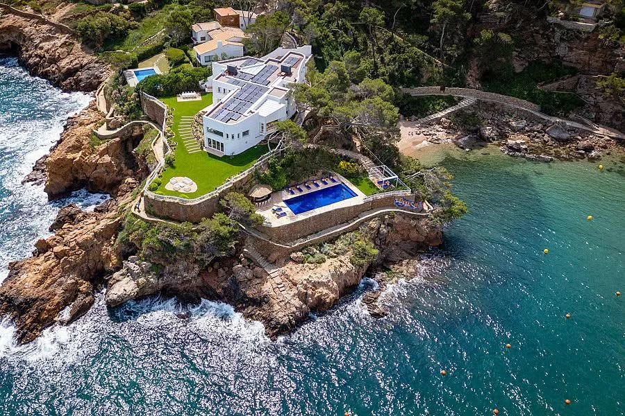 Seafront villa on the Costa Brava